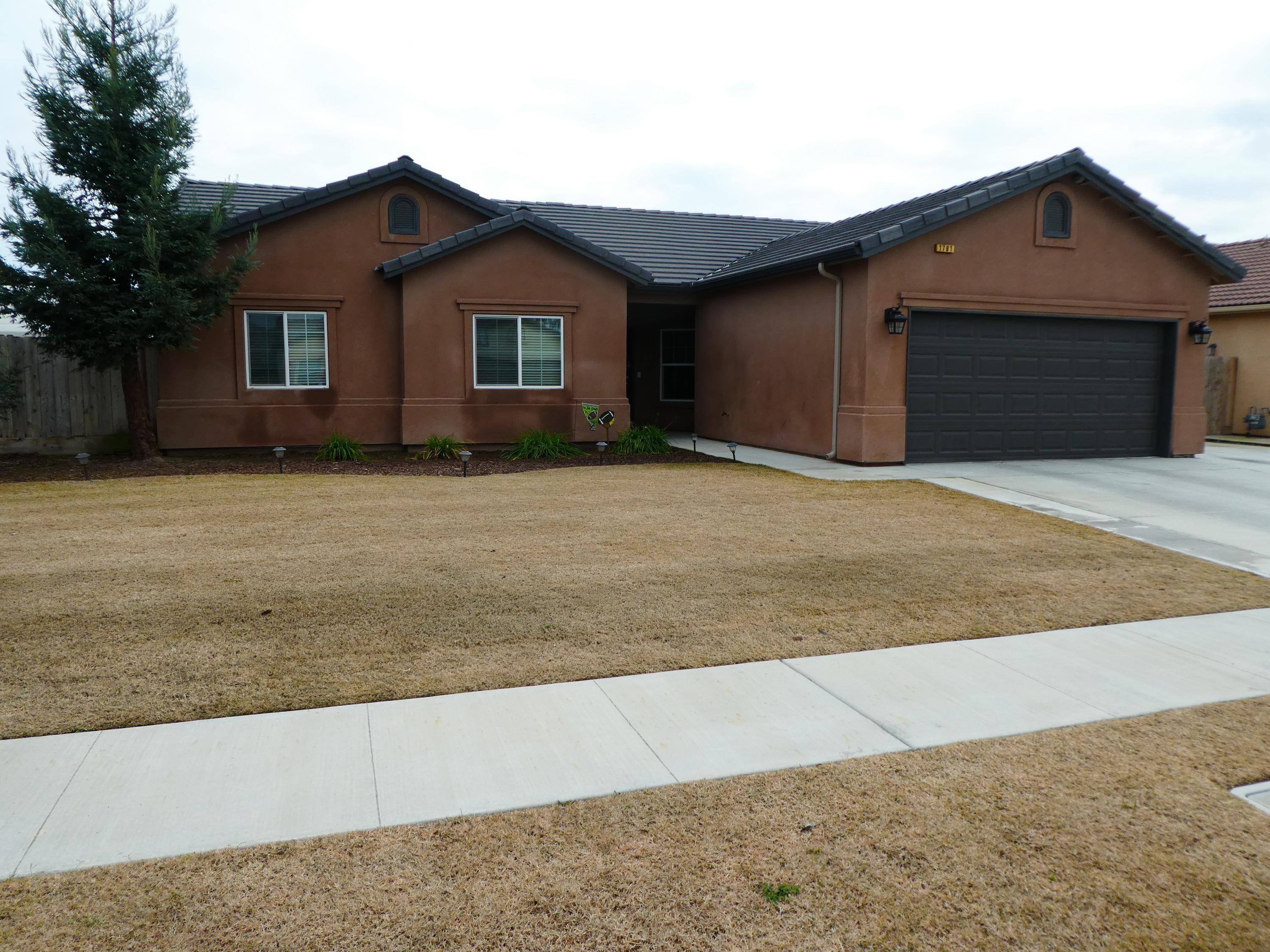 1781 E Arrowhead Place, Tulare, CA 93274