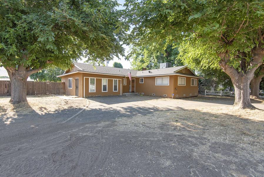 892 Page Avenue, Lindsay, CA 93247