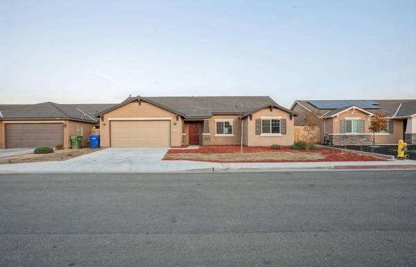 746 Tulip Circle, Dinuba, CA 93618