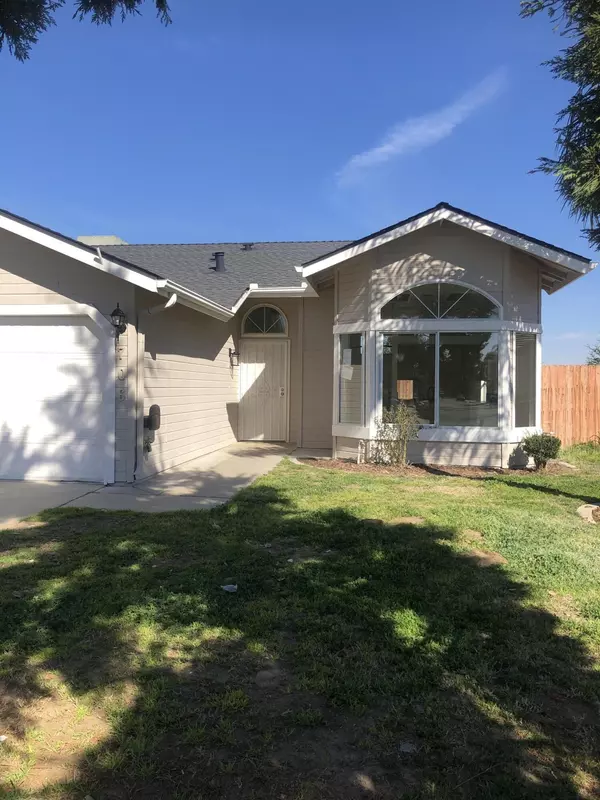 706 W Garrett Avenue, Farmersville, CA 93223