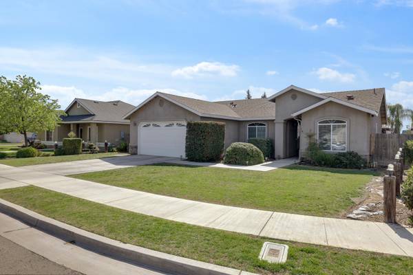 517 Yokut Court, Woodlake, CA 93286