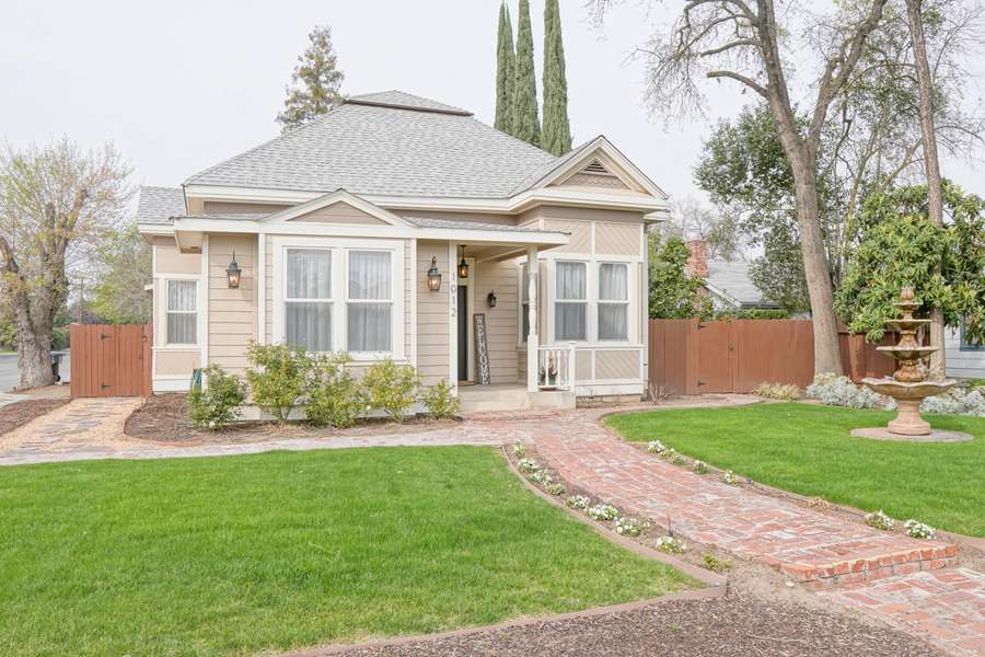 1012 W Myrtle Avenue, Visalia, CA 93277