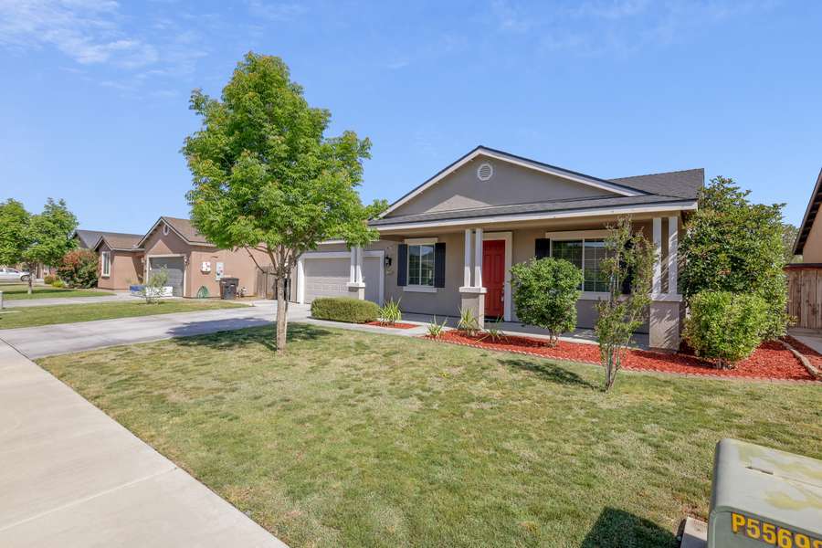 1380 W Banneker Street, Hanford, CA 93230