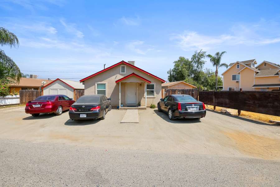 15706 Wisteria Drive, Ivanhoe, CA 93235