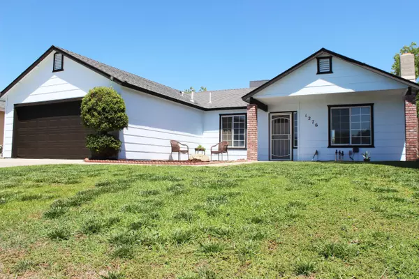 1276 N Alexandria Drive, Dinuba, CA 93618