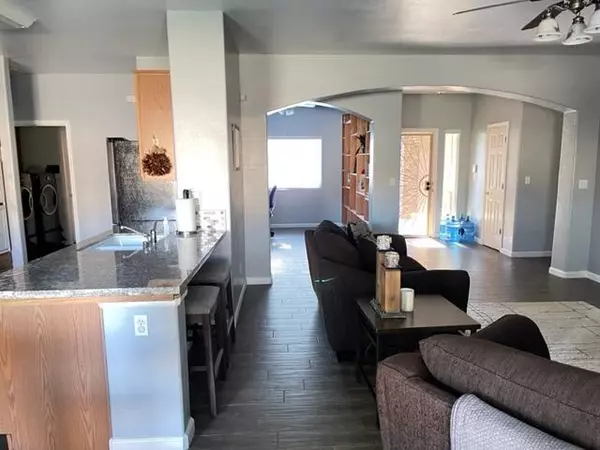 Visalia, CA 93292,3010 S Cedar Street