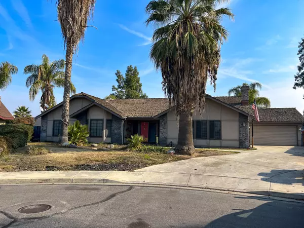 2700 W Hemlock Court, Visalia, CA 93277