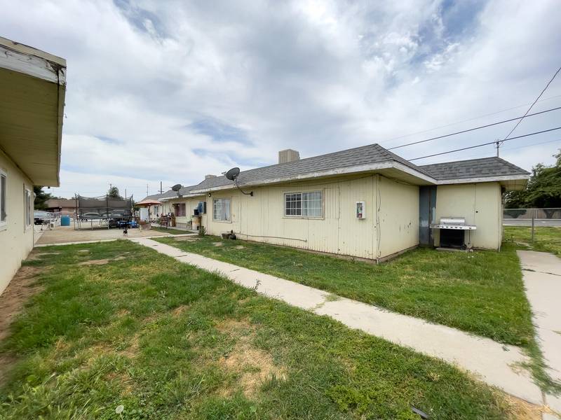 718 E Larry Street, Farmersville, CA 93223