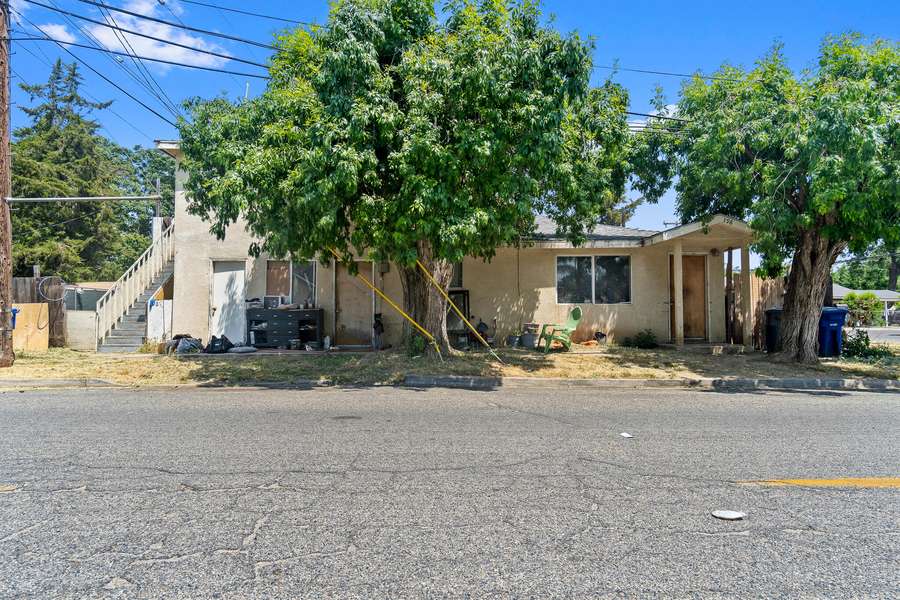 398 E Oakland Street, Farmersville, CA 93223