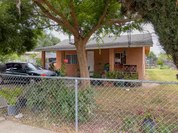 735 S Kern Avenue, Farmersville, CA 93223