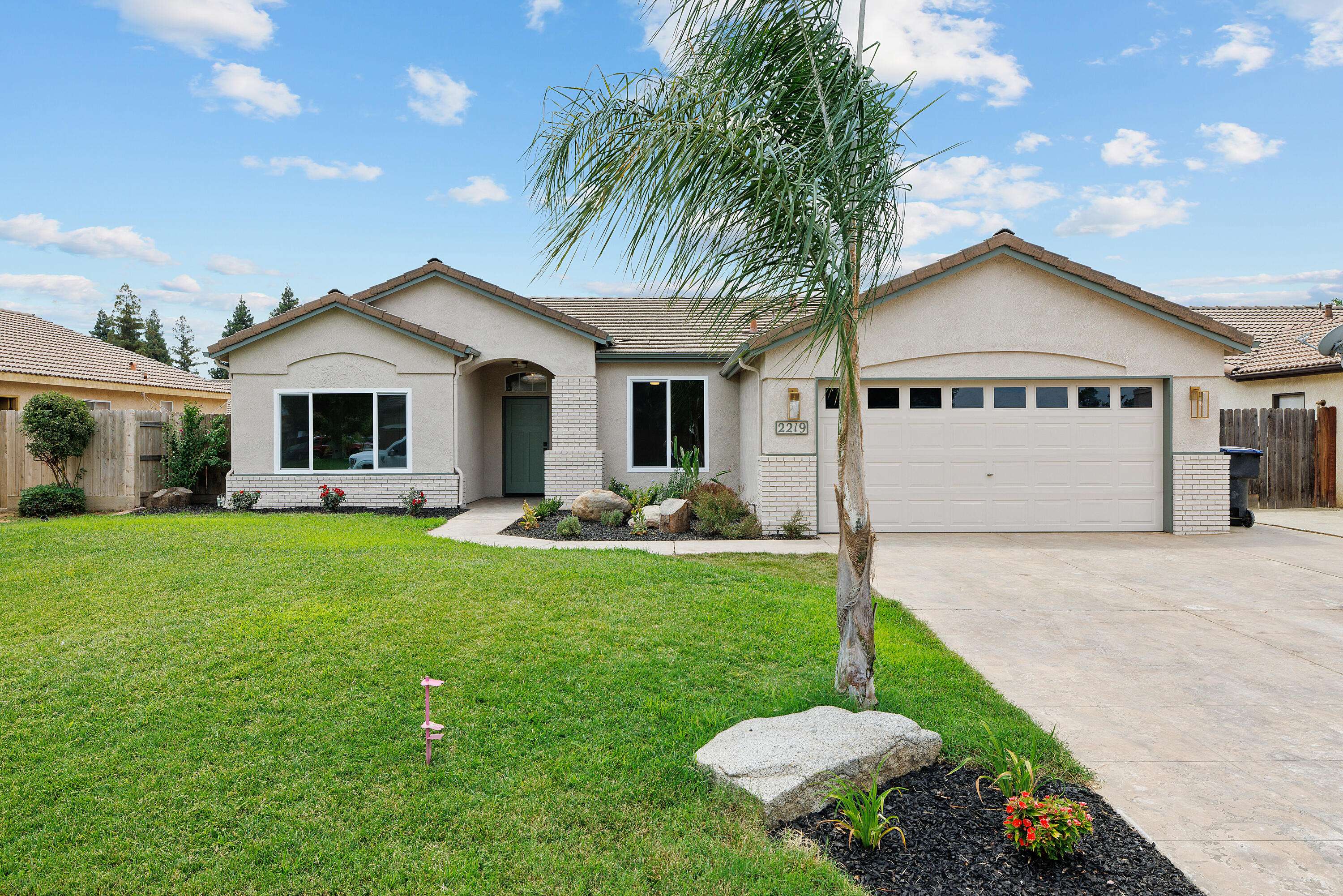 2219 W Clinton Avenue, Visalia, CA 93291