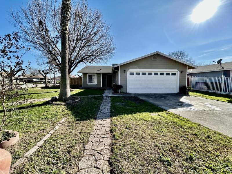 1003 E Joanne Avenue, Pixley, CA 93256