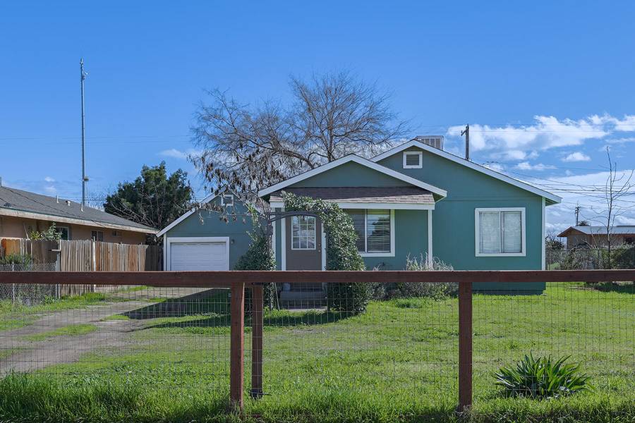 404 S Shasta Avenue, Farmersville, CA 93223