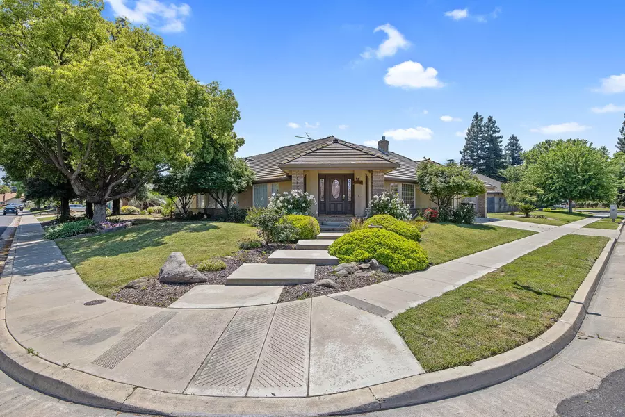 1425 E Paradise Avenue, Visalia, CA 93292