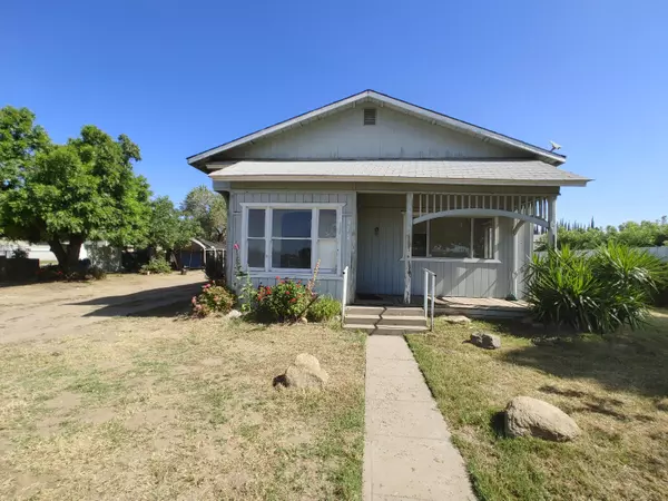 472 W Petunia Street, Farmersville, CA 93223