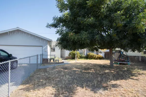 1892 W School Avenue, Porterville, CA 93257