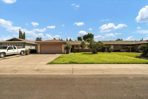 2939 W Country Court, Visalia, CA 93277