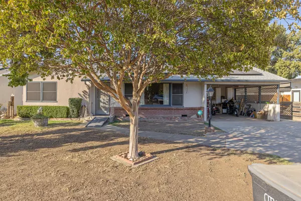 2932 E College Avenue,  Visalia,  CA 93277