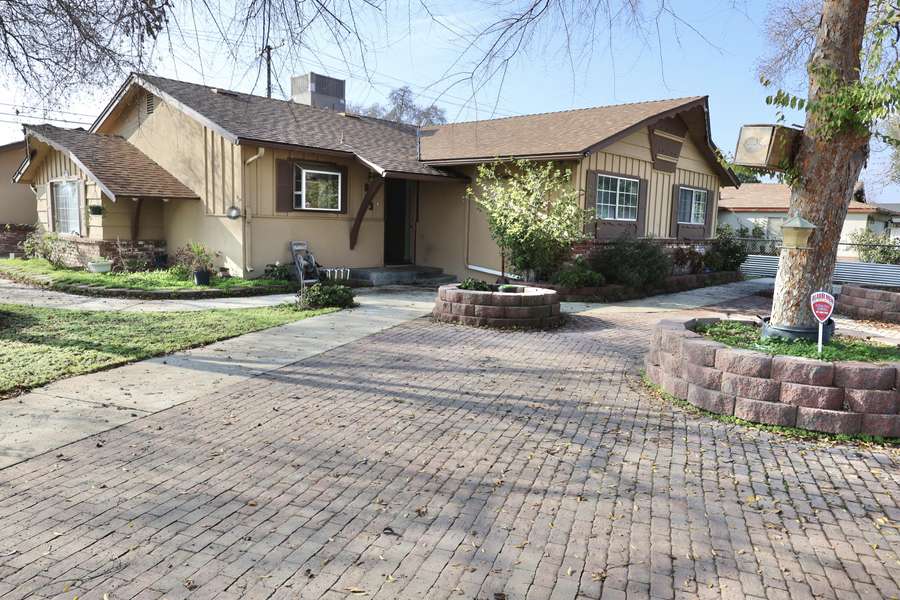 833 E Myrtle Ave, Visalia, CA 93277