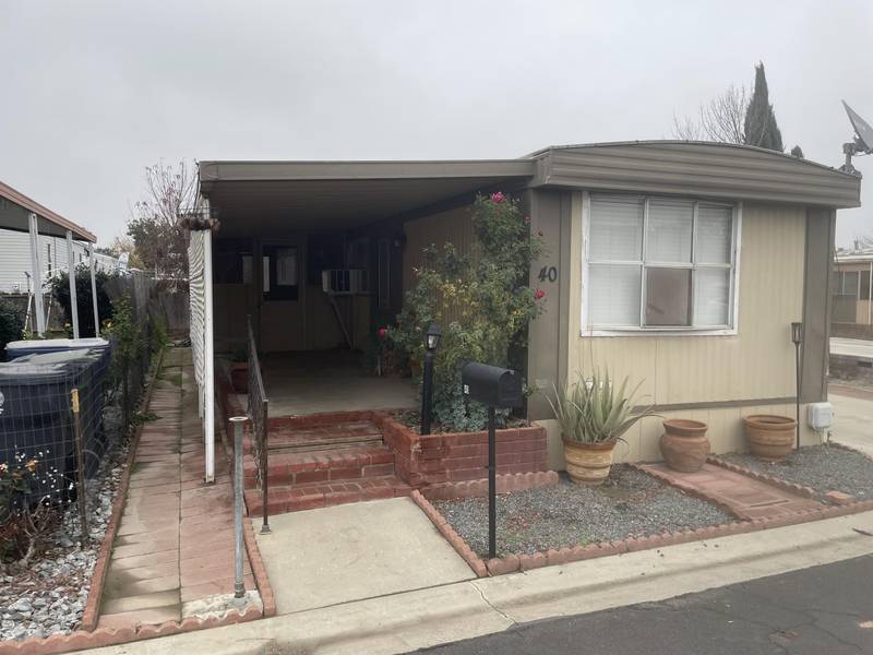 560 E Pleasant Avenue #40, Tulare, CA 93274