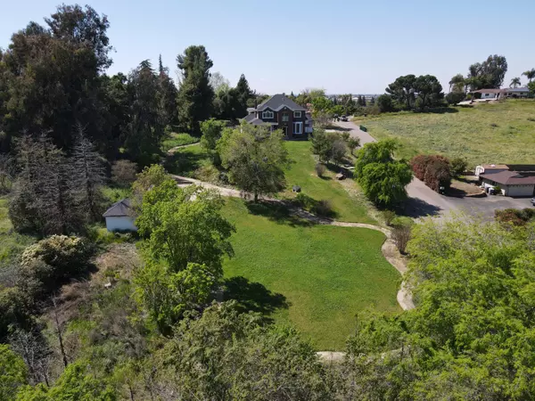 1864 E Lindmore St #E, Lindsay, CA 93247