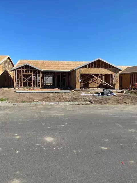 1142 S Creekside W Place, Porterville, CA 93257