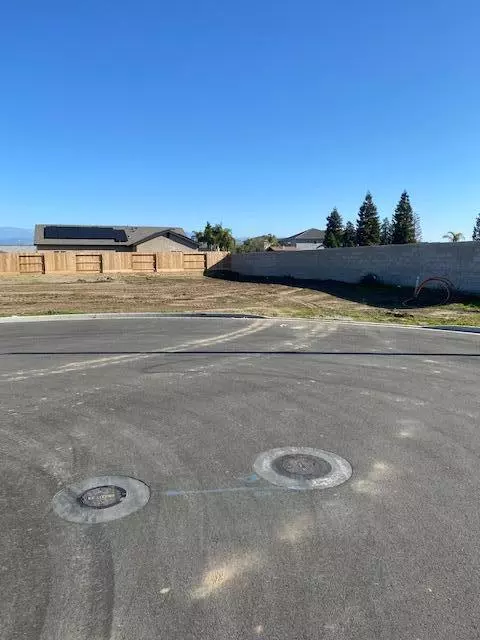 1193 S Creekside E Place, Porterville, CA 93257