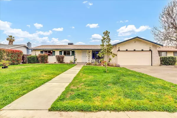 2622 W Sunnyside Court, Visalia, CA 93277