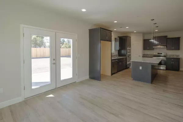 Woodlake, CA 93286,1009 N Cypress St Street