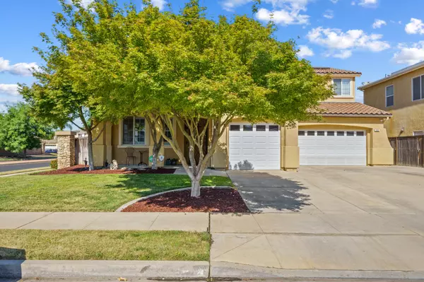 993 Pinewood Avenue, Sanger, CA 93657