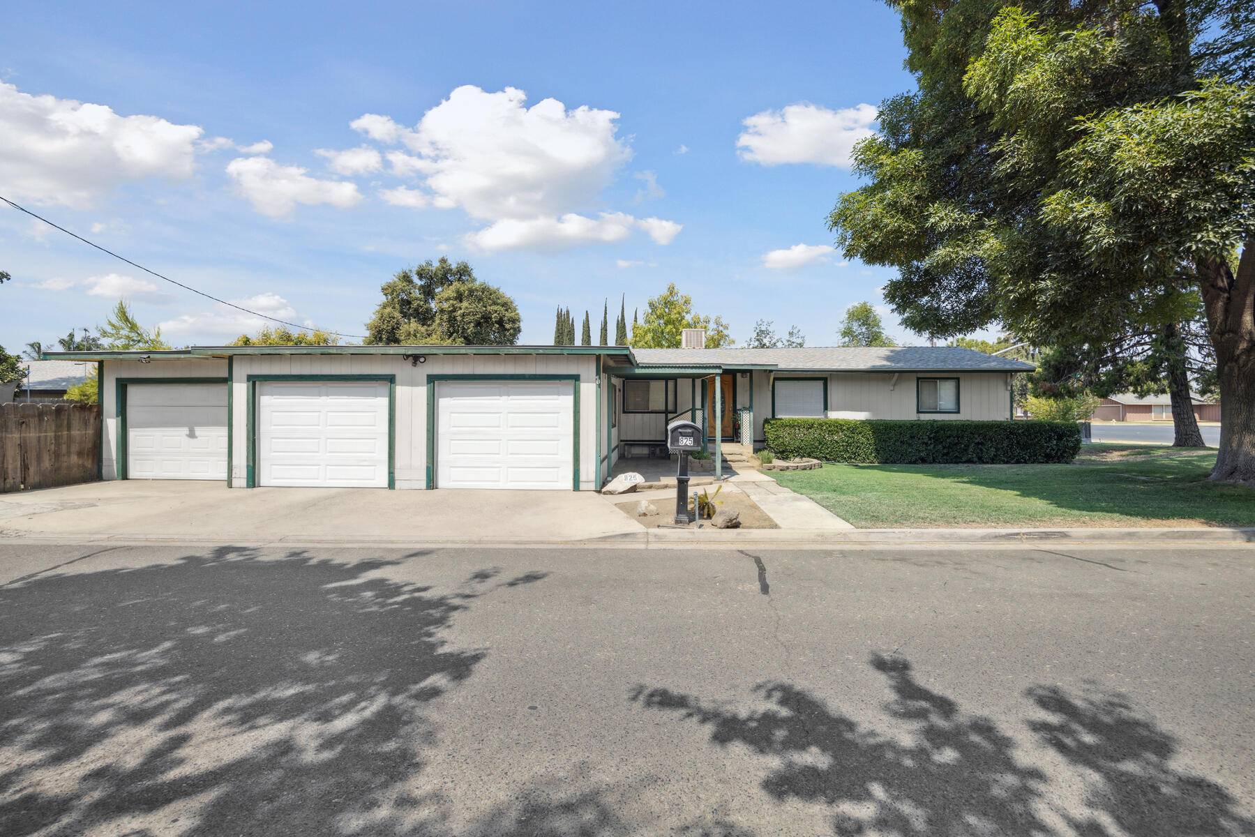 825 W Walnut Avenue, Visalia, CA 93277