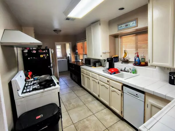 Visalia, CA 93291,1421 W Oak Avenue