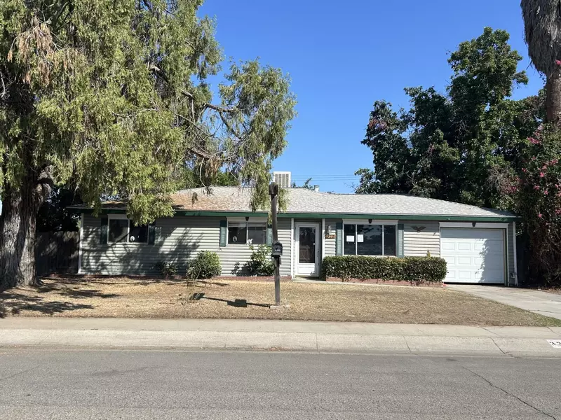 322 E Citrus Drive, Farmersville, CA 93223