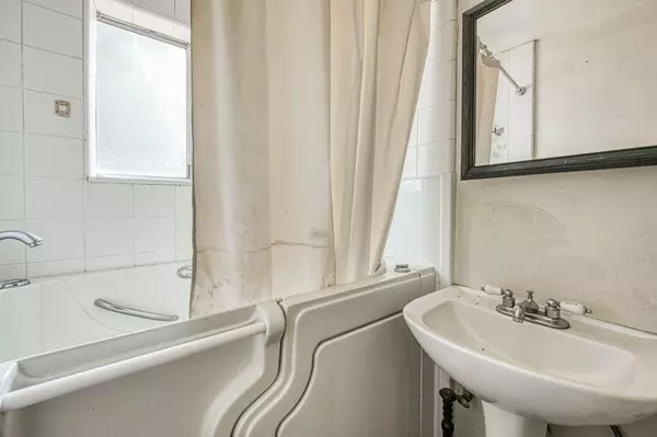 Visalia, CA 93292,908 S Clark Street