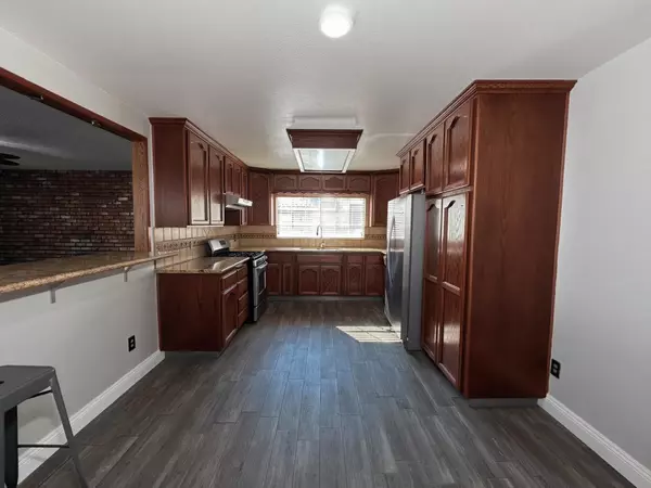 Lindsay, CA 93247,717 N Orange Avenue