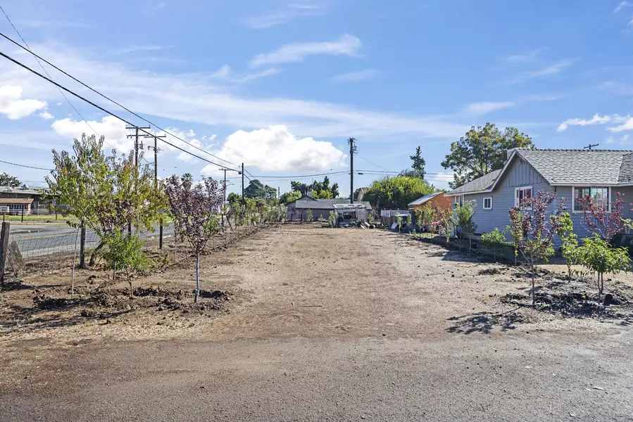 33196 Rd 159, Ivanhoe, CA 93235