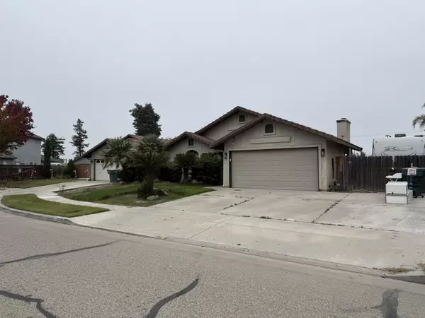 1720 E Henshaw Avenue, Tulare, CA 93274