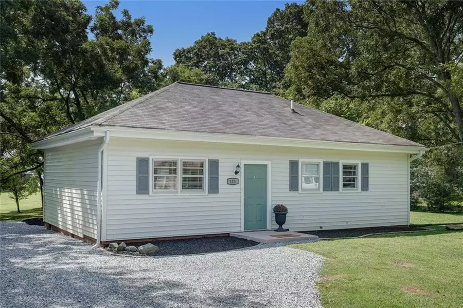 111 W Moffitt Avenue, Liberty, NC 27298