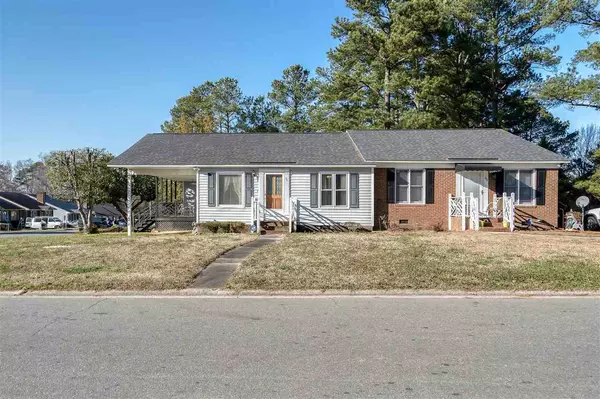 34 S Sussex Drive, Smithfield, NC 27577