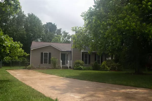 902 E Chatham Street, Apex, NC 27502