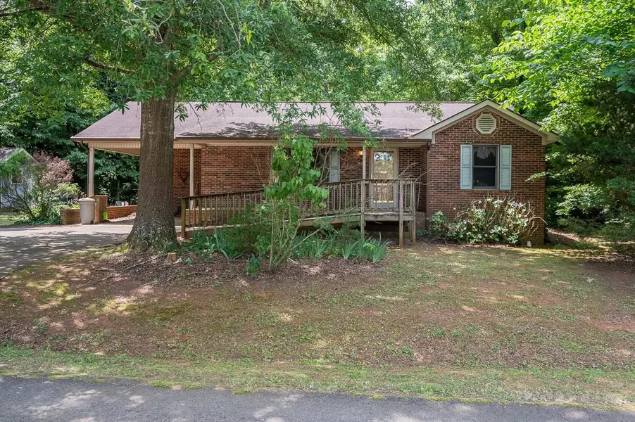 251 W Moffitt Avenue, Liberty, NC 27298