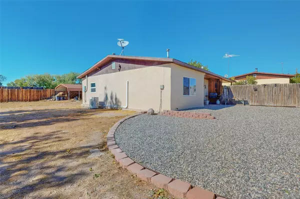 15 Camino Angelitos, Chamita, NM 87566