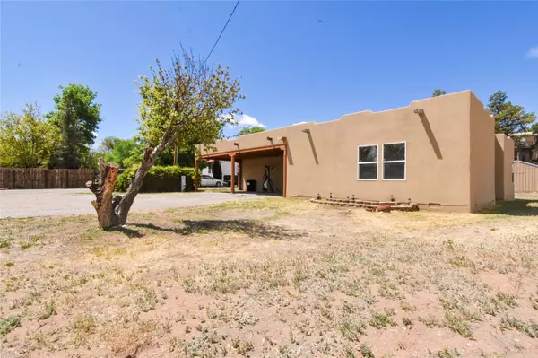 8 Camino Catalina, Cuyamungue, NM 87506