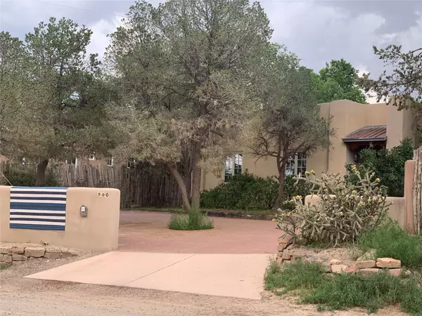 990 Camino San Acacio, Santa Fe, NM 87505