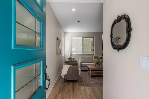 Santa Fe, NM 87505,220 Delfina ST