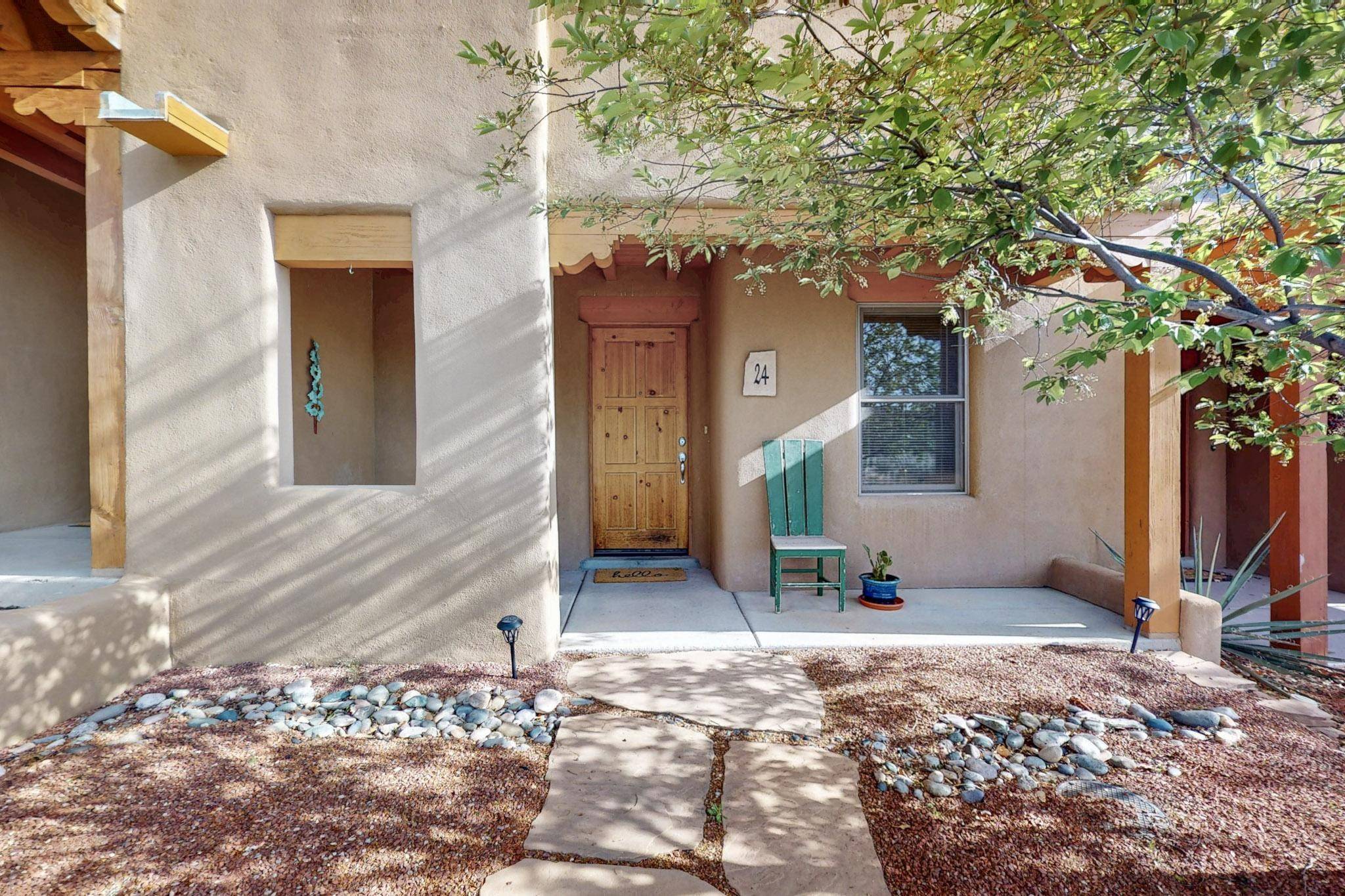 24 E Via Plaza Nueva, Santa Fe, NM 87507