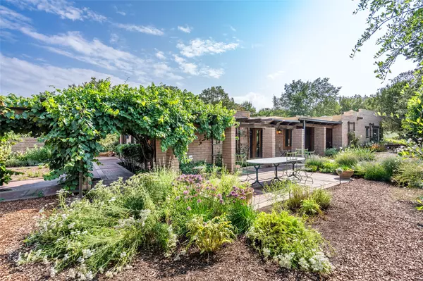 105 Calle Golondrina, Santa Fe, NM 87505