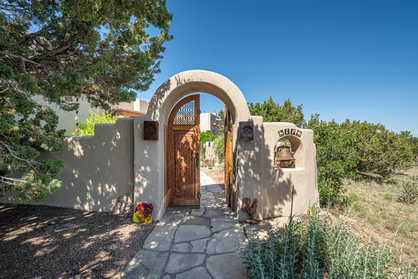 11 Chapala RD, Santa Fe, NM 87508