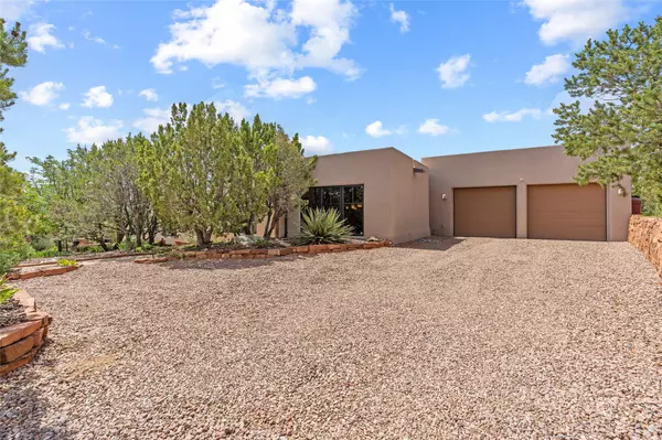 110 The High RD, Santa Fe, NM 87507