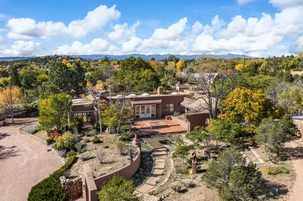 1402 A Cerro Gordo, Santa Fe, NM 87501